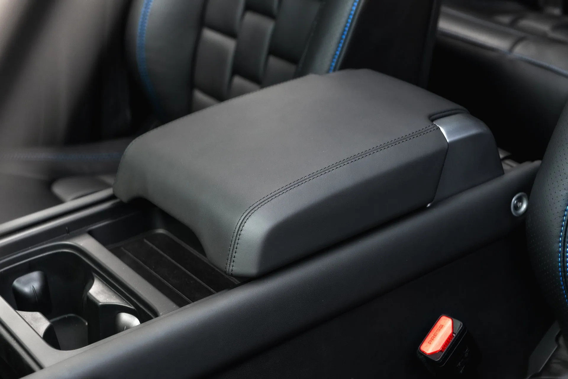 Land Rover Defender 110 - Black Exterior & Interior