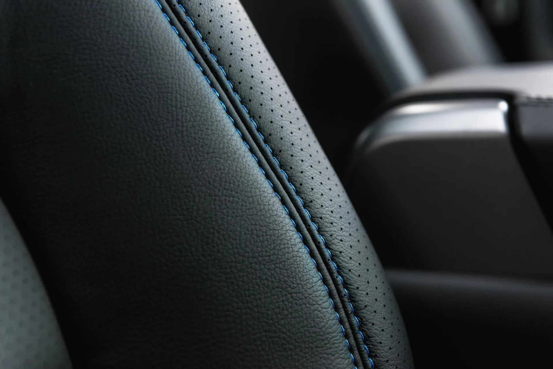 Land Rover Defender 110 - Black Exterior & Interior