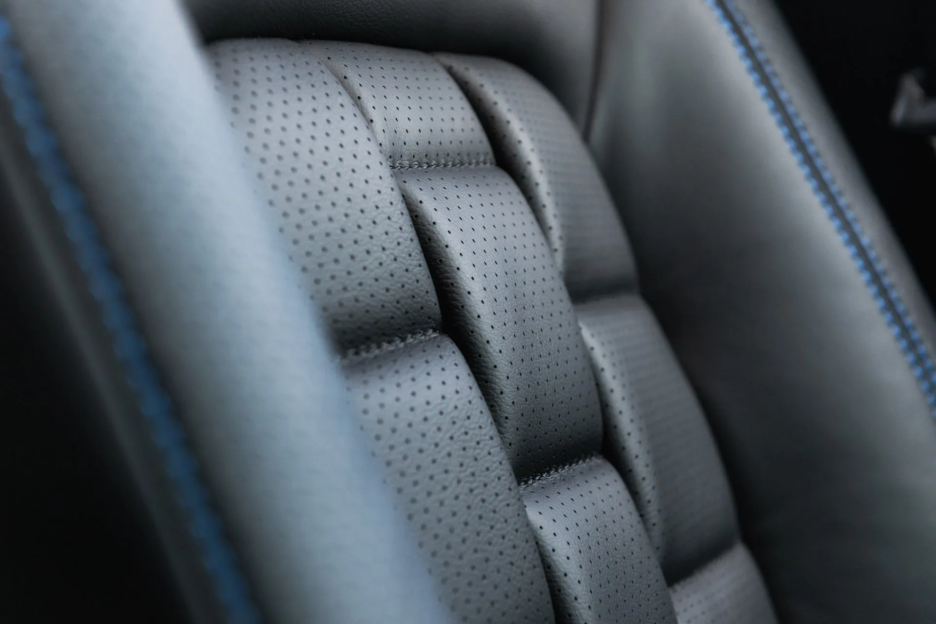 Land Rover Defender 110 - Black Exterior & Interior