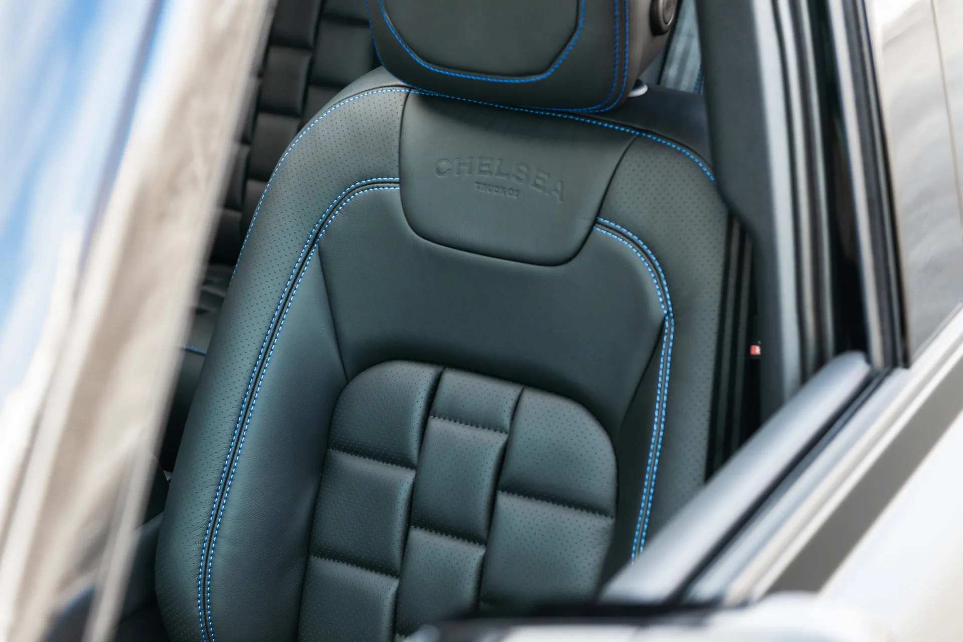 Land Rover Defender 110 - Black Exterior & Interior
