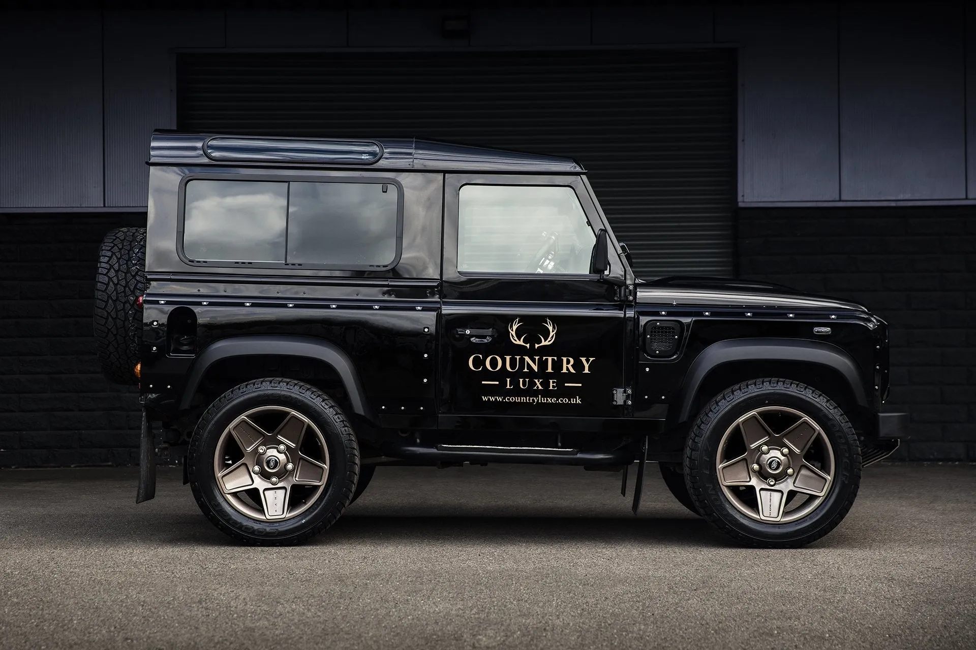 Land Rover Defender (1991-2016) Mondial Retro Light Alloy Wheels