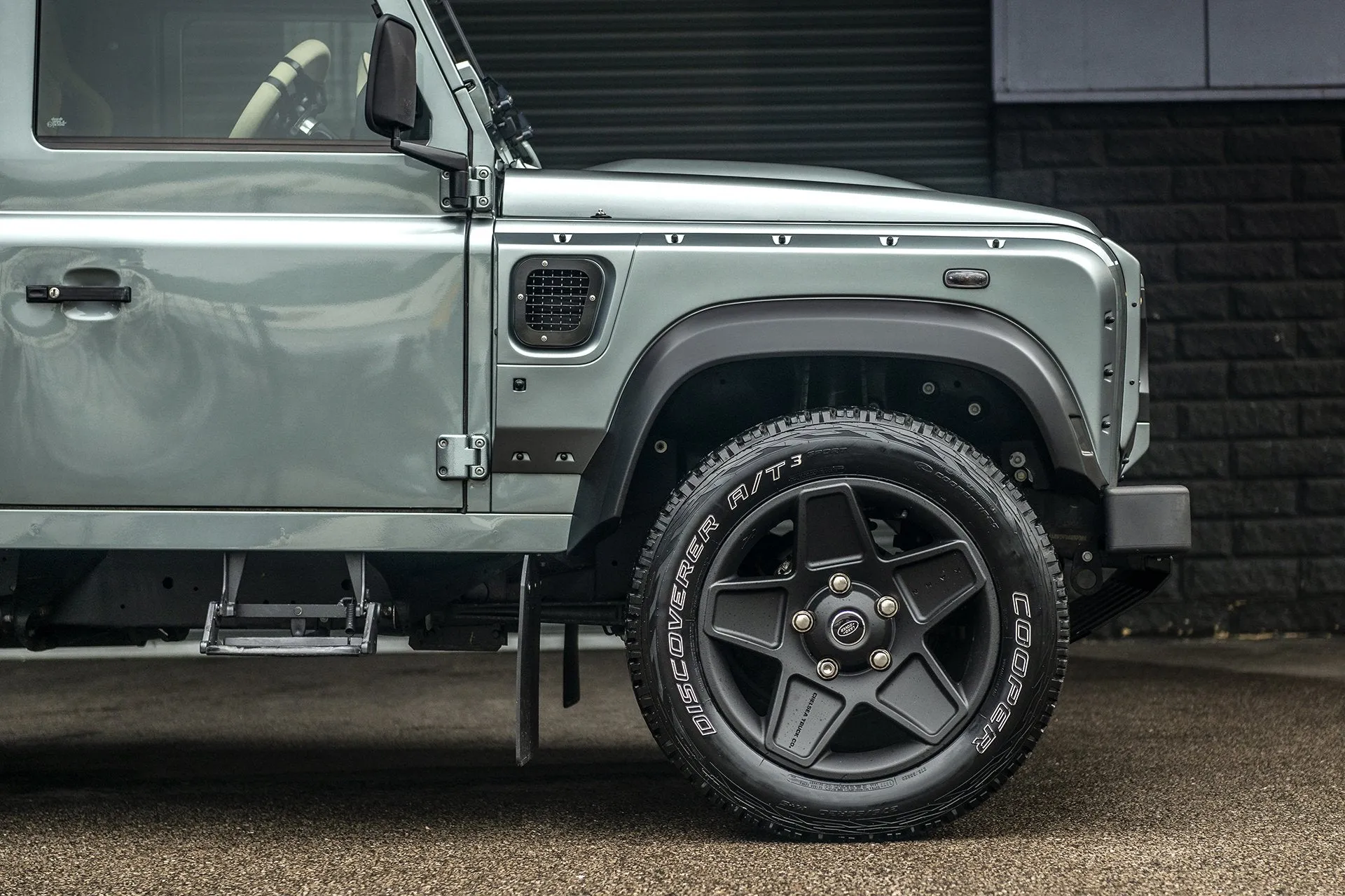 Land Rover Defender (1991-2016) Mondial Retro Light Alloy Wheels